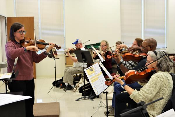 Lexington Philharmonic violin instructor plays violin along with Osher Lifelong Learning institute at the University of Kentucky students